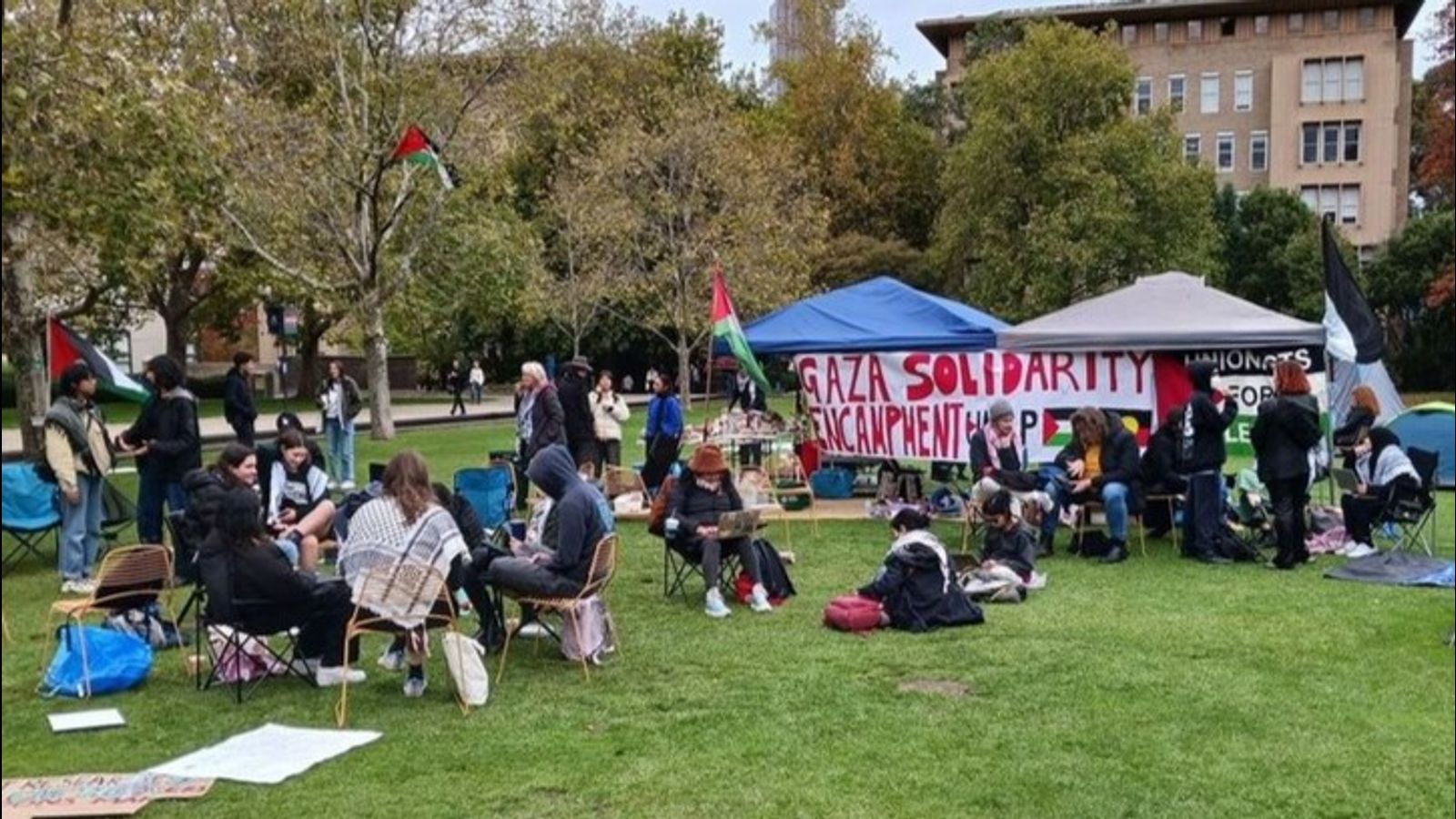 オーストラリアの大学の学生がガザ虐殺に抗議して野営地を形成