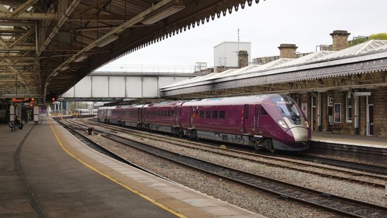 East Midlands Railway workers strike over Class 810 safety faults