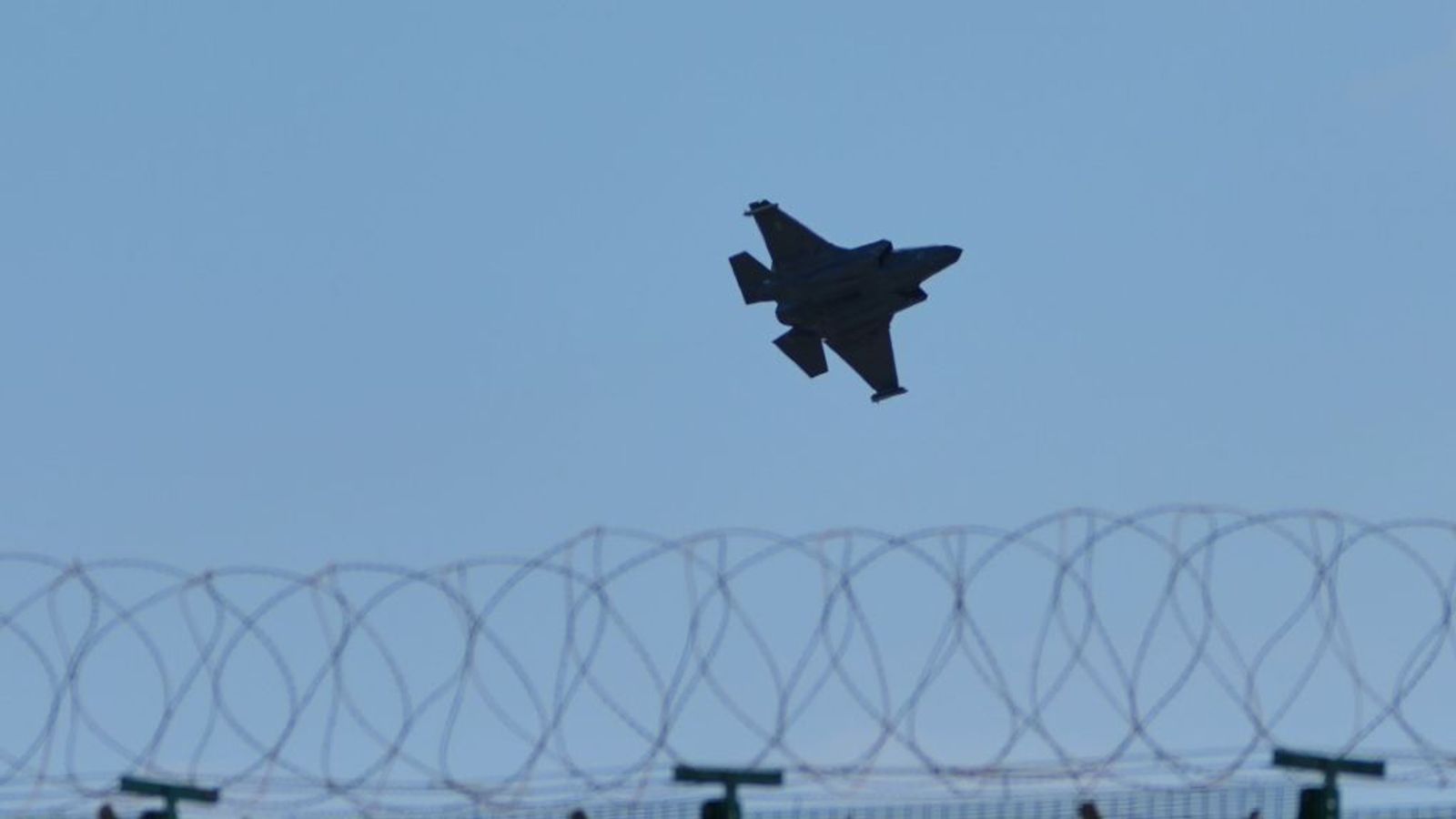 Starmer risks the lives of 300,000 British citizens in the Gulf to support illegal war against Iran