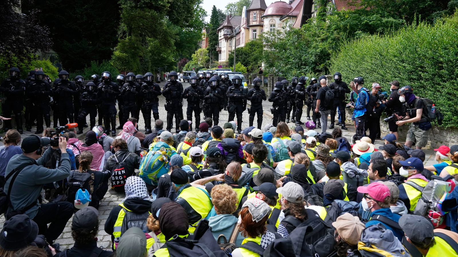 Le parti d'extrême droite AfD a tenu son congrès à Erfurt avec la violence policière et le soutien de la politique officielle pour le mener au gouvernement