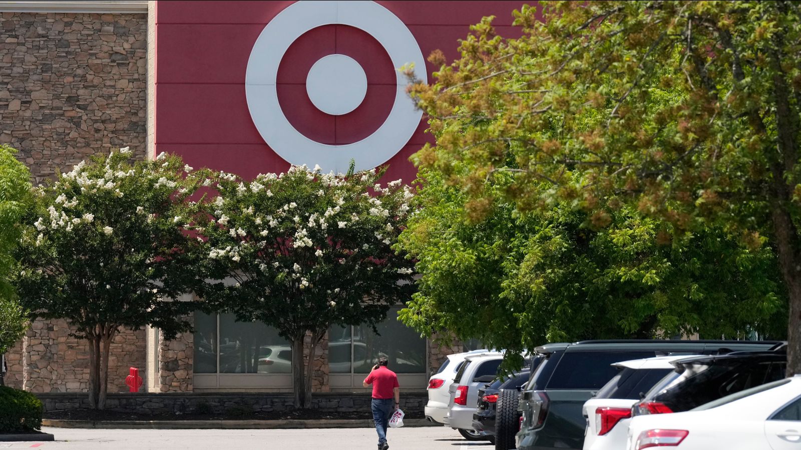 Target-GM-und-Ford-k-ndigen-weitere-Entlassungen-an-Stellenabbau-2025-in-den-USA-erreicht-fast-1-Million