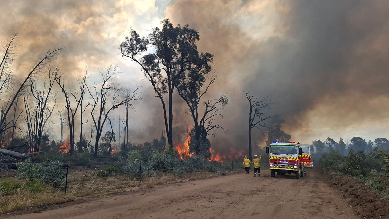 Firefighter killed, homes destroyed in Australian bushfires