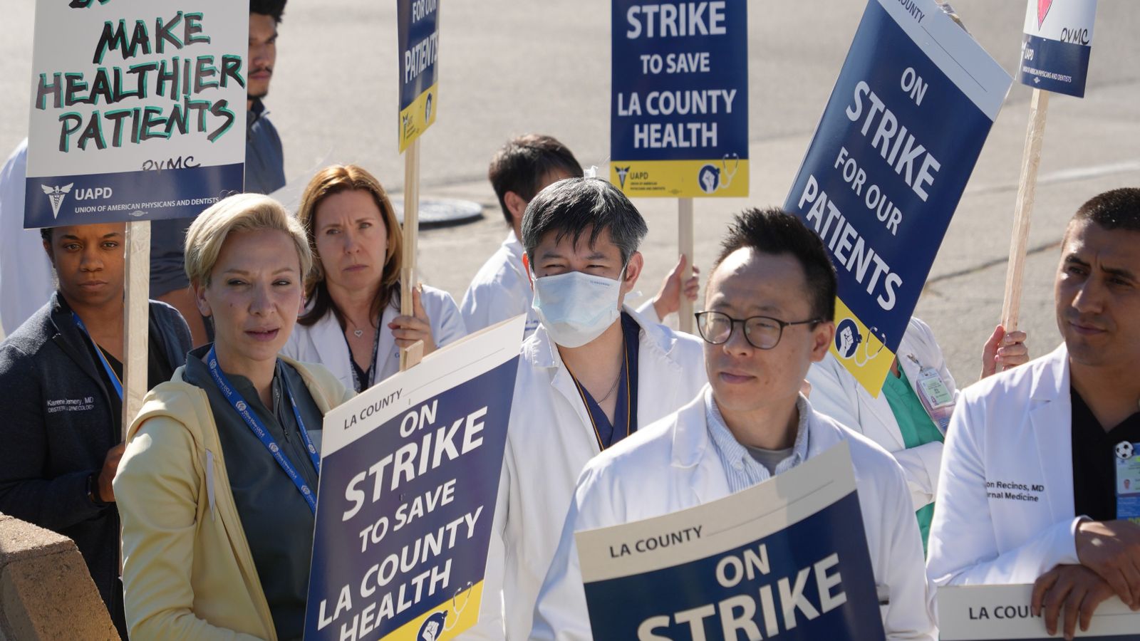 Mᴀss layoffs begin in California as corporations retaliate against new state minimum wage laws - World Socialist Web Site
