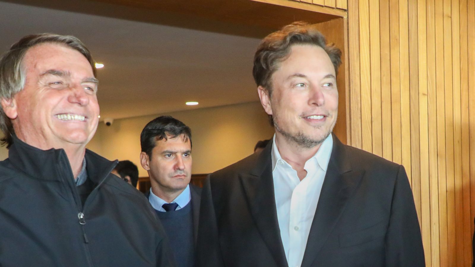 Musk continues to ban from Twitter journalists who criticize him ...