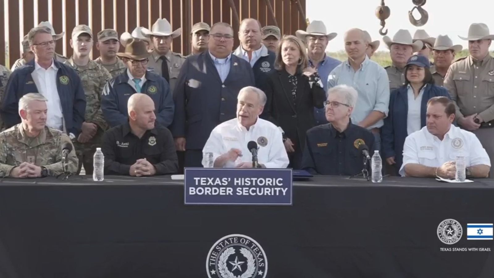 Der Gouverneur von Texas, Abbott, unterzeichnet Gesetzesentwürfe, die die Polizei ermächtigen, Massenverhaftungen und Massenabschiebungen von Einwanderern durchzuführen