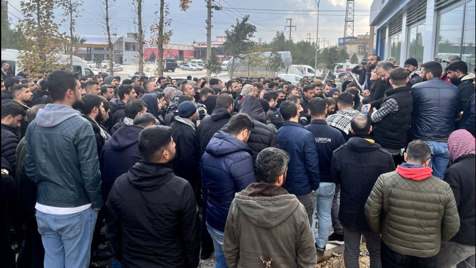 Hunderte Textilarbeiter in der Türkei setzen ihren wilden Streik trotz des Vorgehens der Militärpolizei fort