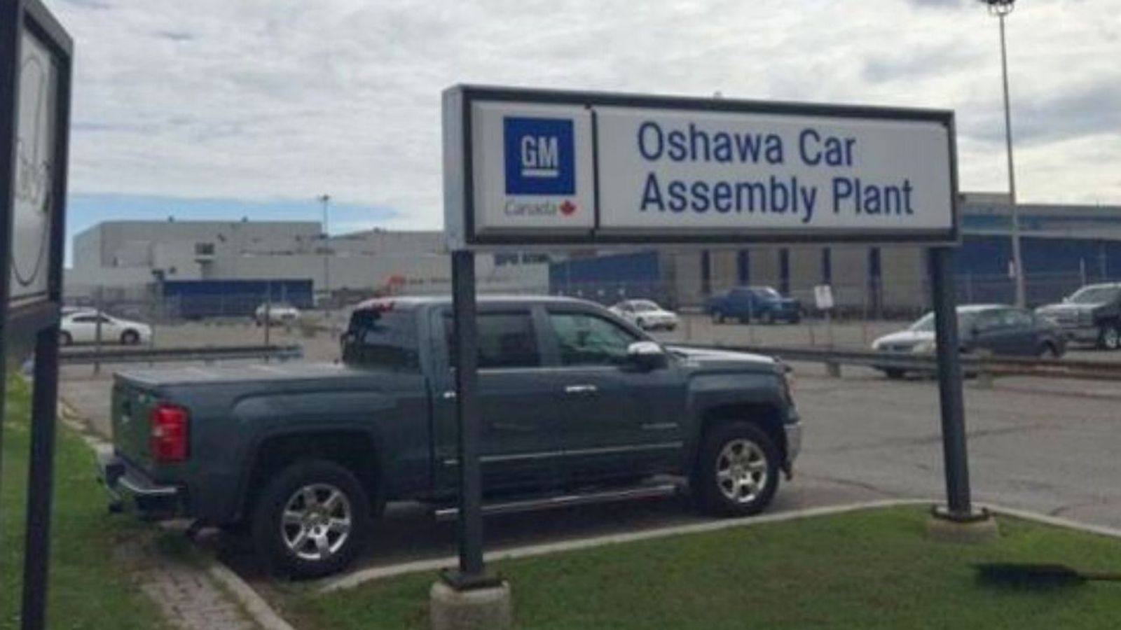 1200 travailleurs de l’auto perdent leur emploi au Canada après l’élimination d’un quart de travail à l’usine GM d’Oshawa