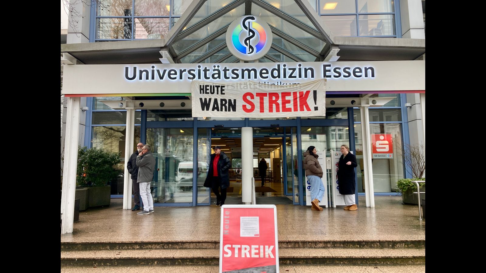 Streikende-am-Uniklinikum-Essen-sprechen-ber-Personalnot-und-Kriegsgefahr