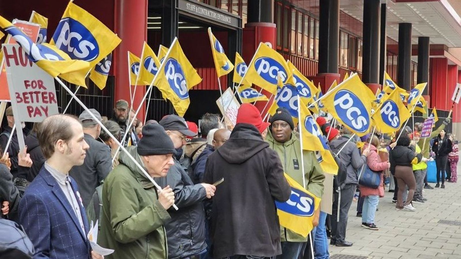 British Library workers strike over poverty pay and declining services