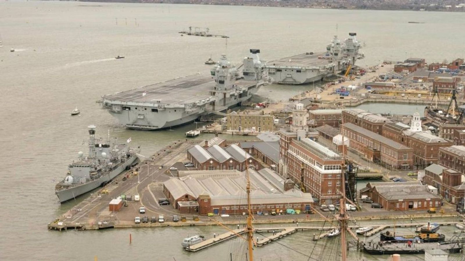 ロンドンのタイムズは、「国を裏切る」ことで労働を非難し、より多くの資金を求めて軍事キャンペーンを主導します