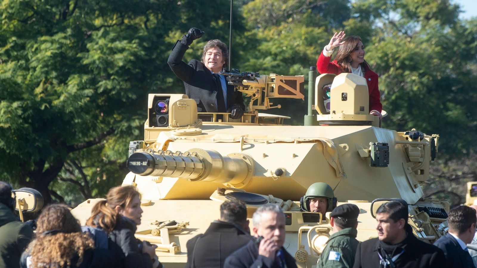 ミレイ大統領、アルゼンチン独立記念日パレードで戦車に乗る