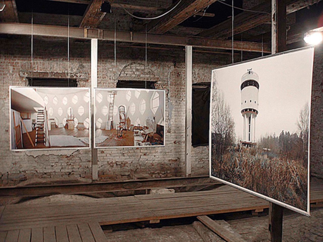 Richard Pares Fotografien im Ruinen-Flügel des Staatlichen Schtschusew-Museums für Architektur in Moskau, 2006