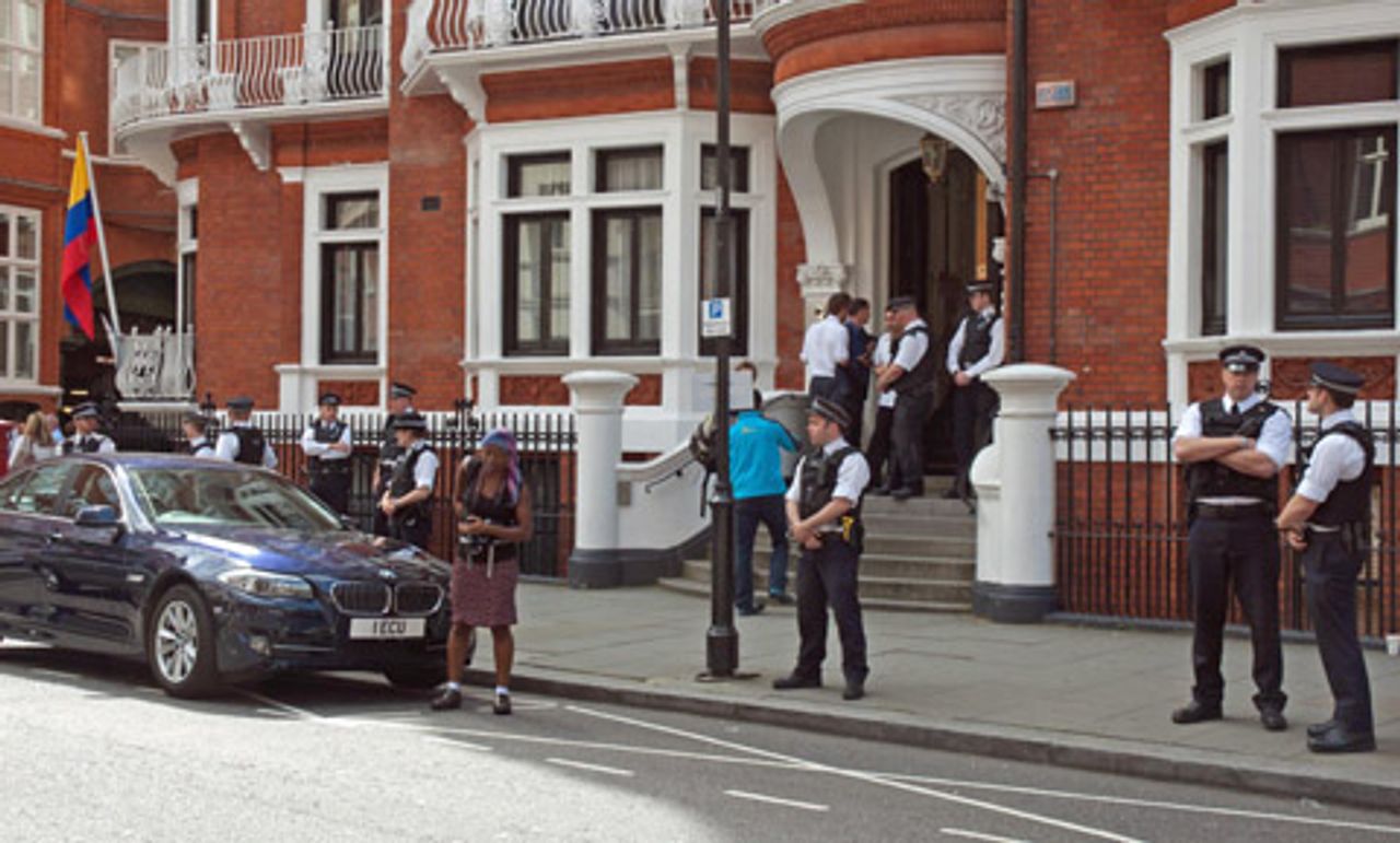 Polizei vor der ecuadorianischen Botschaft