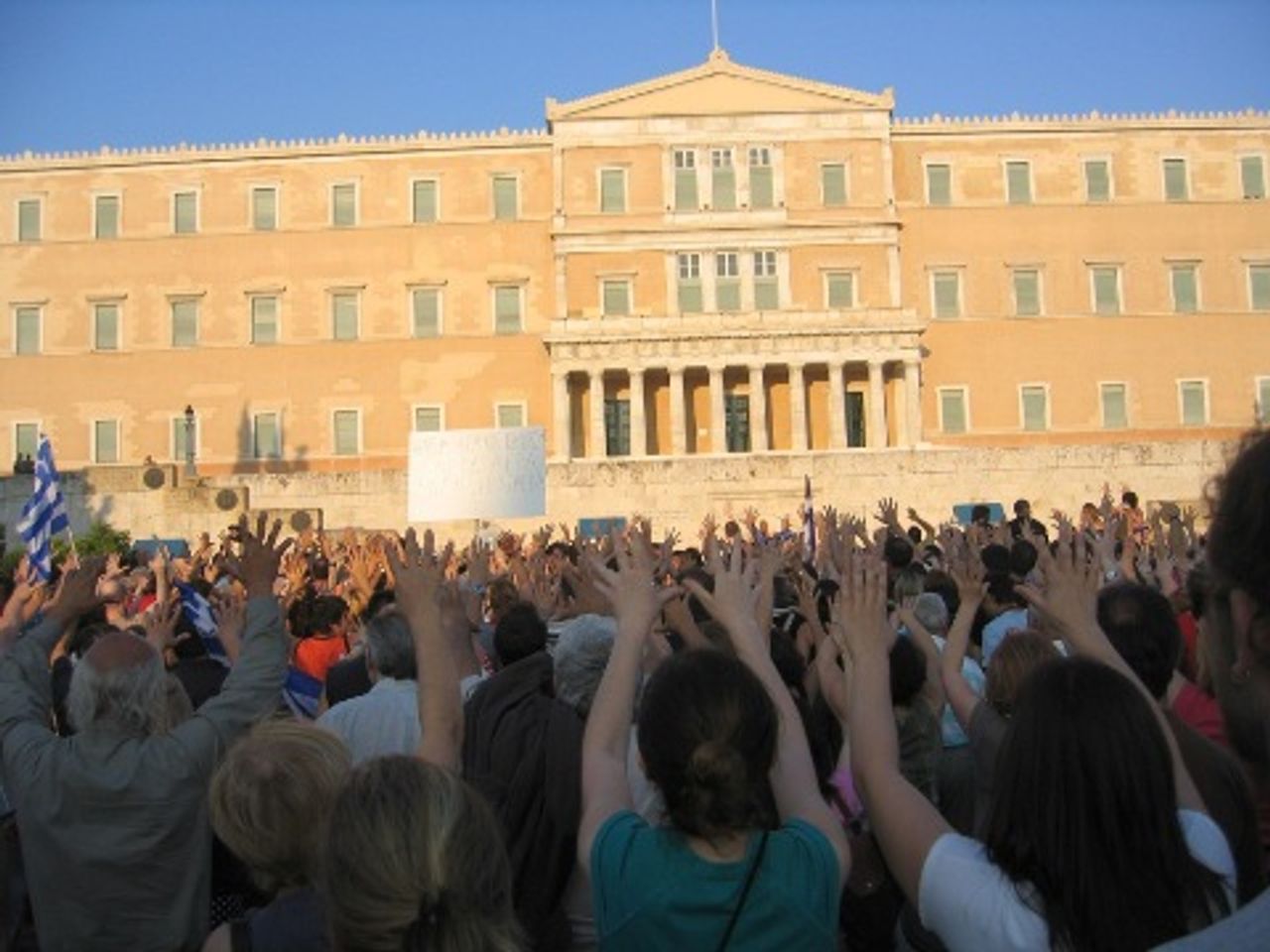 Wütende Demonstranten vor dem Parlament
