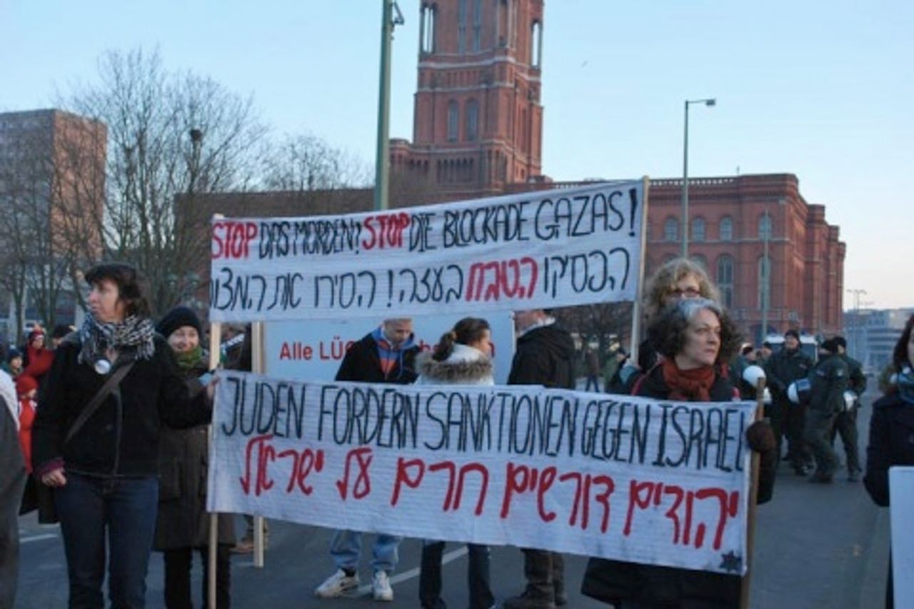 Jüdische Delegation auf der Antikriesgdemonstration in Berlin
