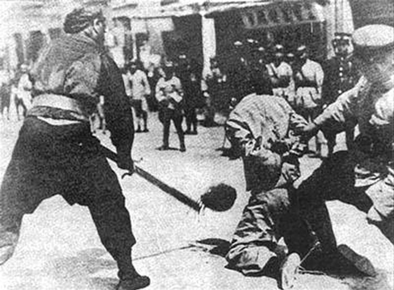 Chiangs Hinrichtungskommando enthauptet einen kommunistischen Arbeiter