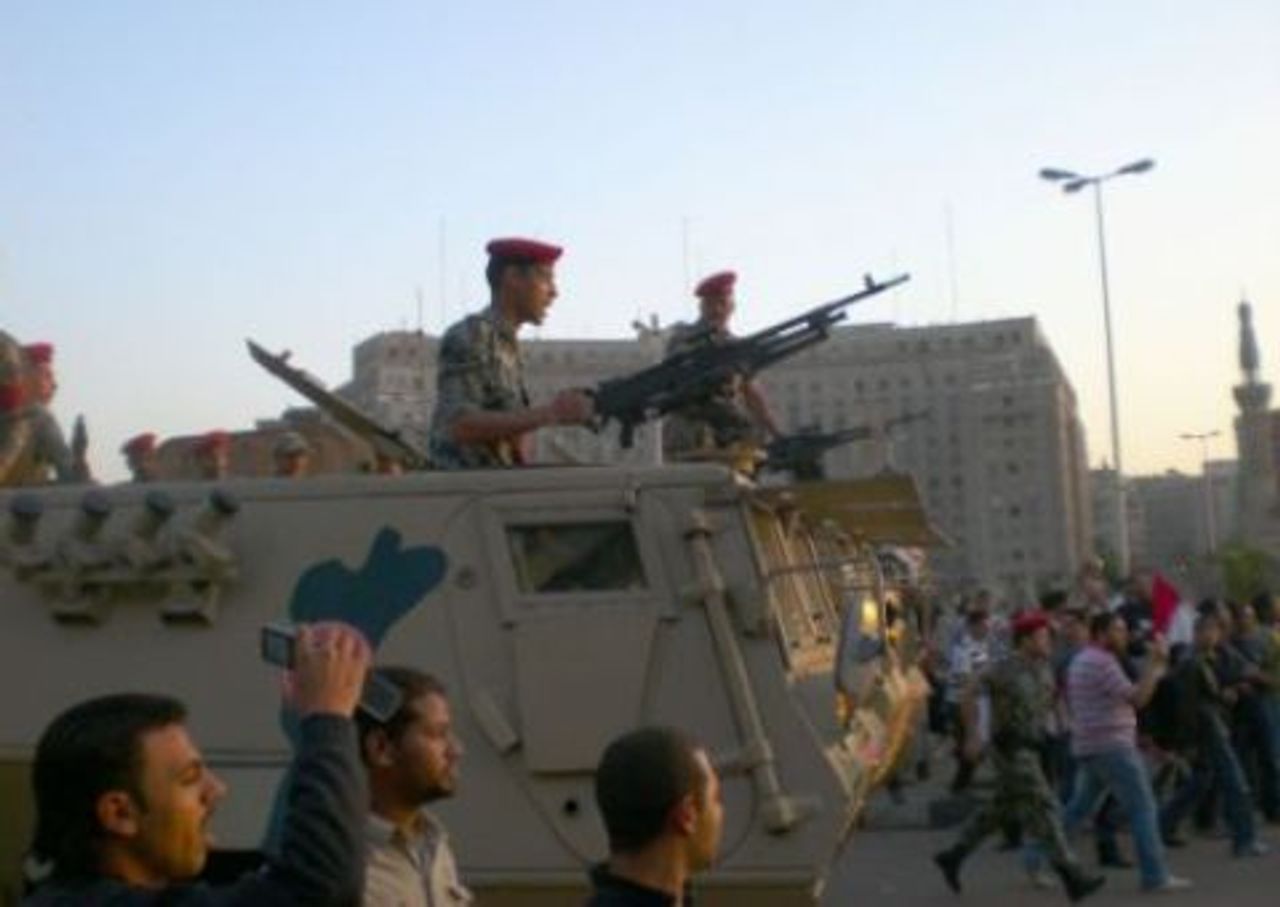 Panzer rücken gegen Demonstranten vor