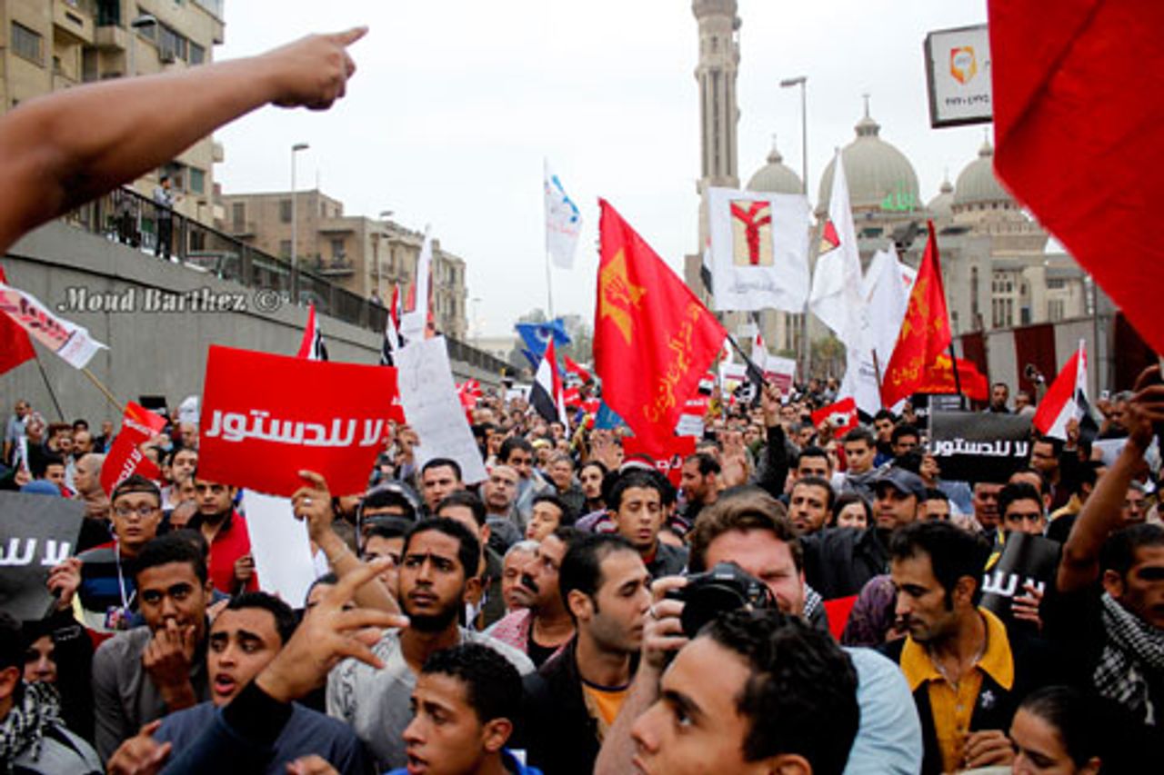 Demonstrationszug zu Mursis Palast am 4. Dezember[Photo: Moud Barthez]
