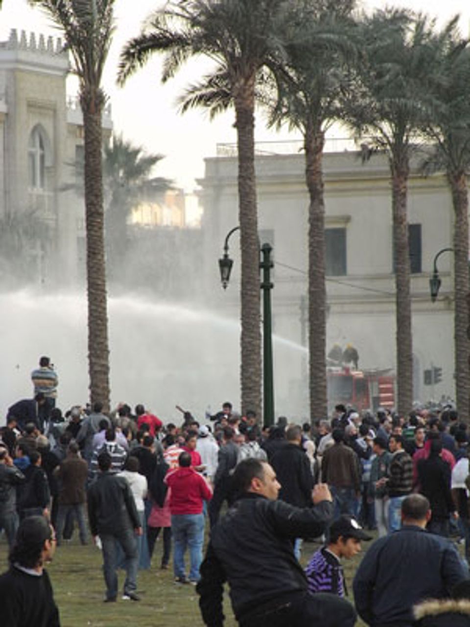 Einsatz von Wasserwerfern gegen Demonstranten im Zentrum von Kairo