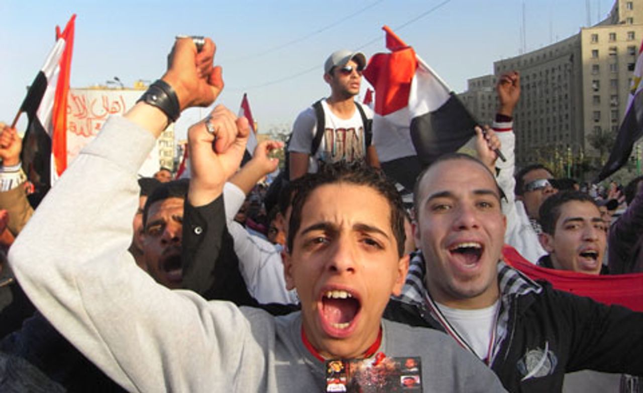 Ägyptische Jugendliche protestieren auf dem Tahrir-Platz