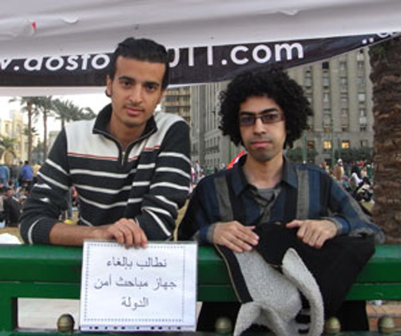 Zwei Jugendliche mit der Botschaft: „Wir fordern die Abschaffung der Staatssicherheit.“
