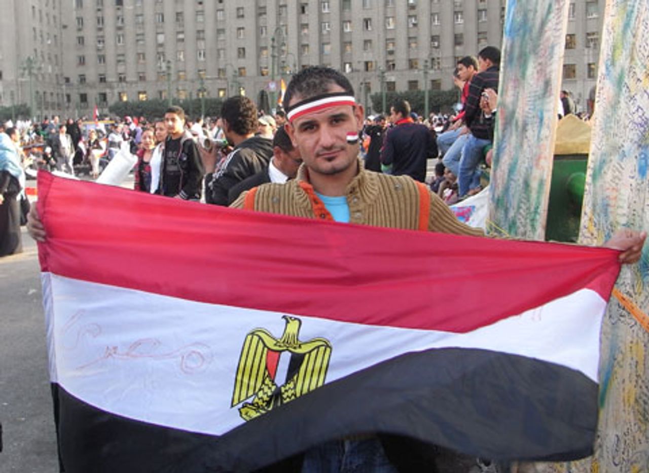 Der junge Mann mit der ägyptischen Flagge hält seit dem Beginn der Proteste am 25. Januar auf dem Tahrir-Platz aus.