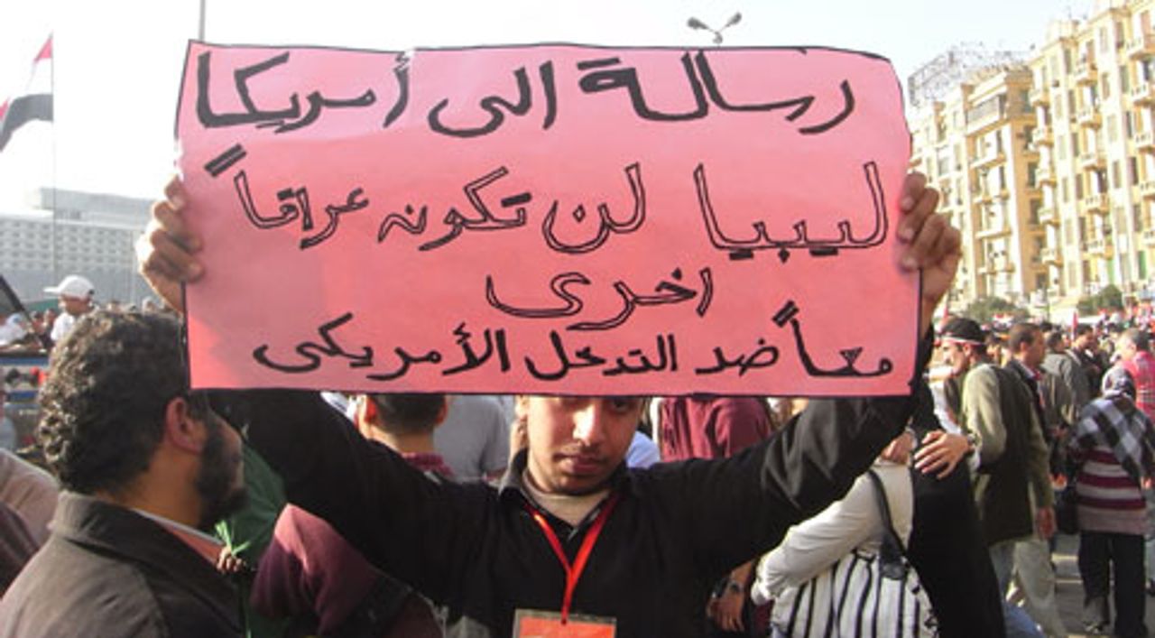 Auf dem Plakat steht: „Brief an Amerika: Libyen wird kein neuer Irak. Gemeinsam gegen eine amerikanische Intervention.“