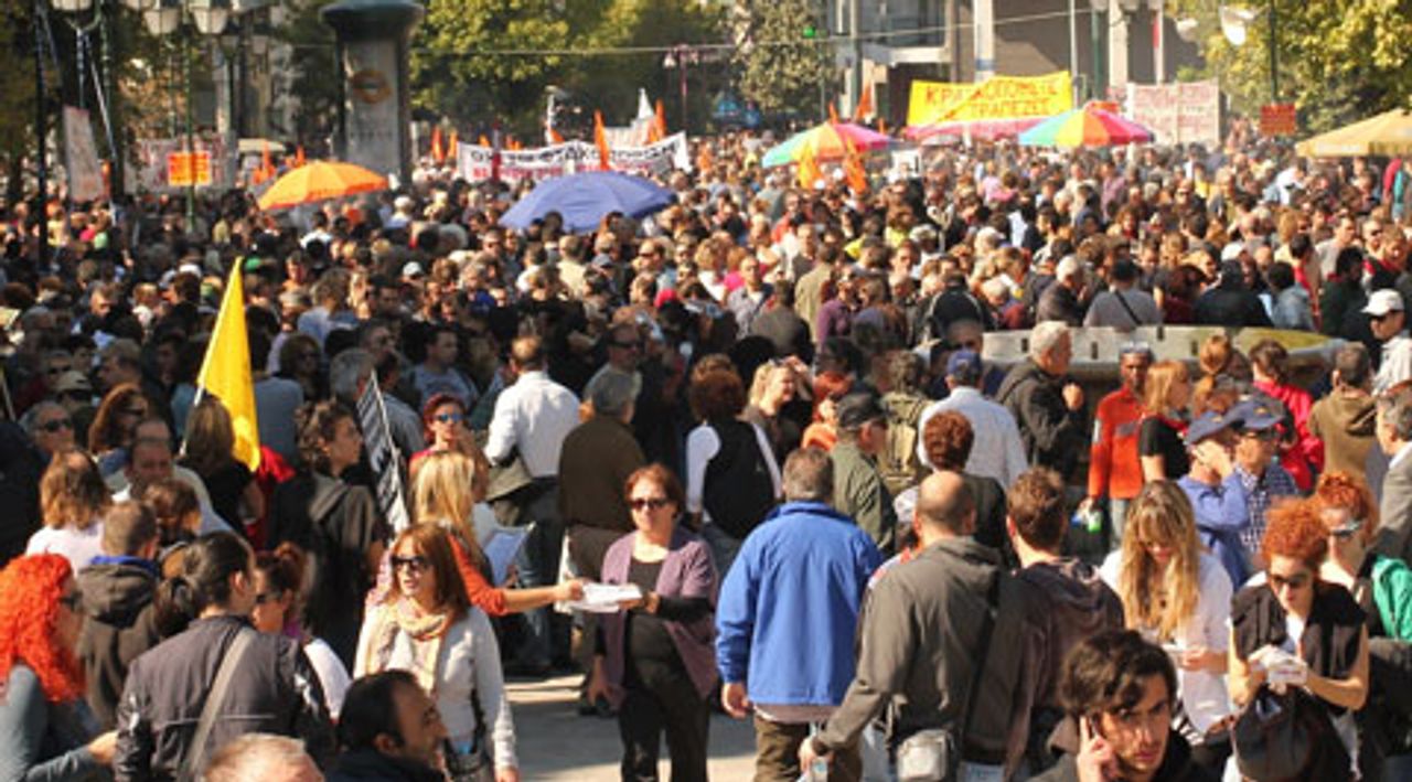Demonstranten auf dem Weg zum Parlament