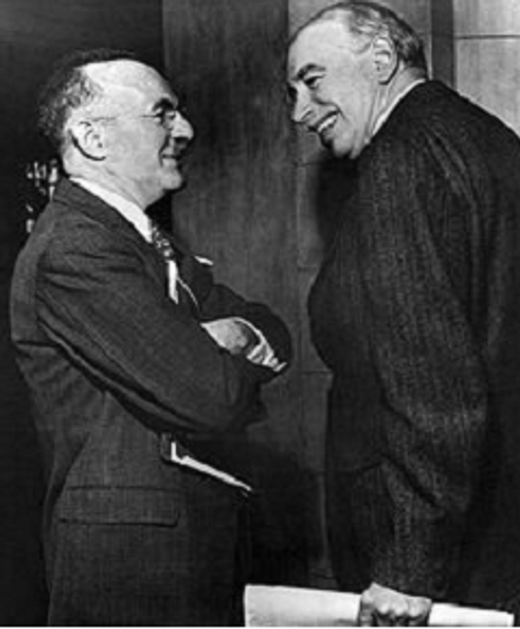 Harry Dexter White, Vertreter des amerikanischen Schatzamtes, mit John Maynard Keynes (rechts) auf der Konferenz von Bretton Woods 1944