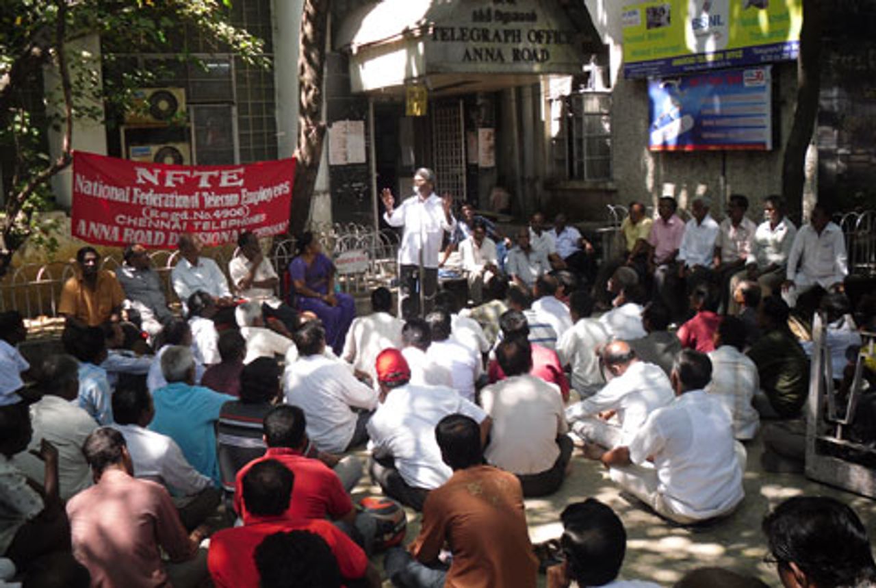 Ein Funktionär der National Union of Telecom Workers spricht auf einer Kundgebung vor einem Telegrafenamt in Chennai