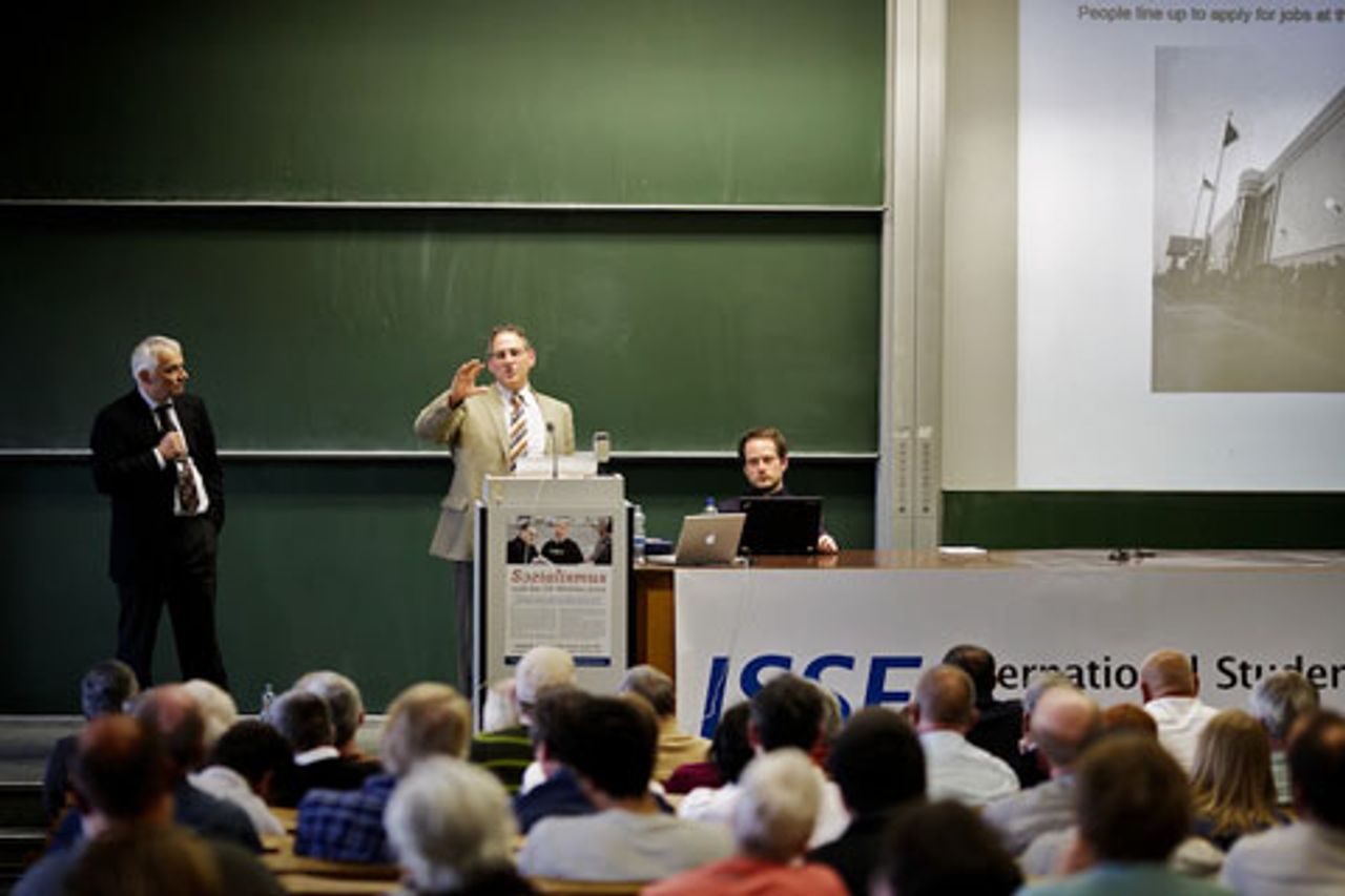 Jerry White spricht an der Berliner Versammlung