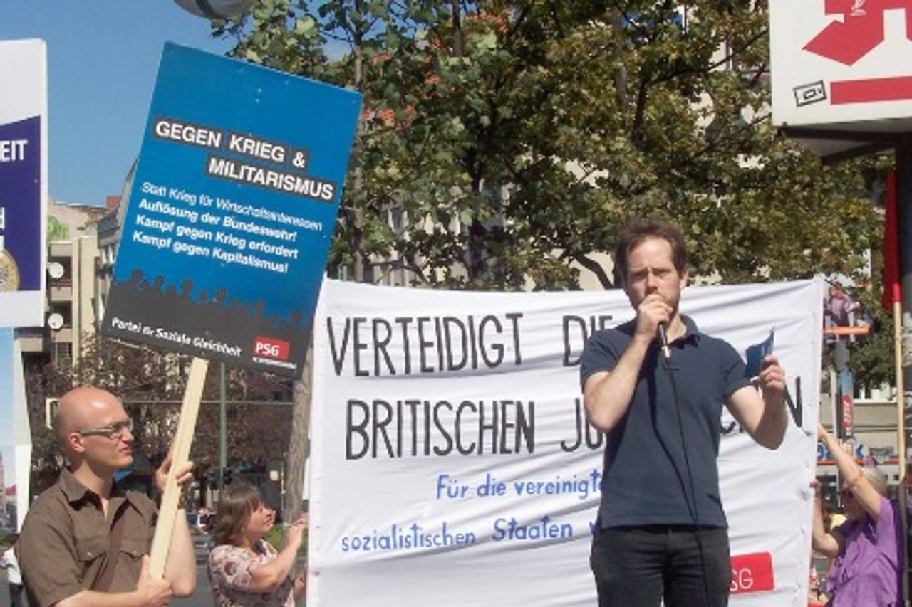 PSG-Kandidat Christoph Vandreier spricht auf der Kundgebung