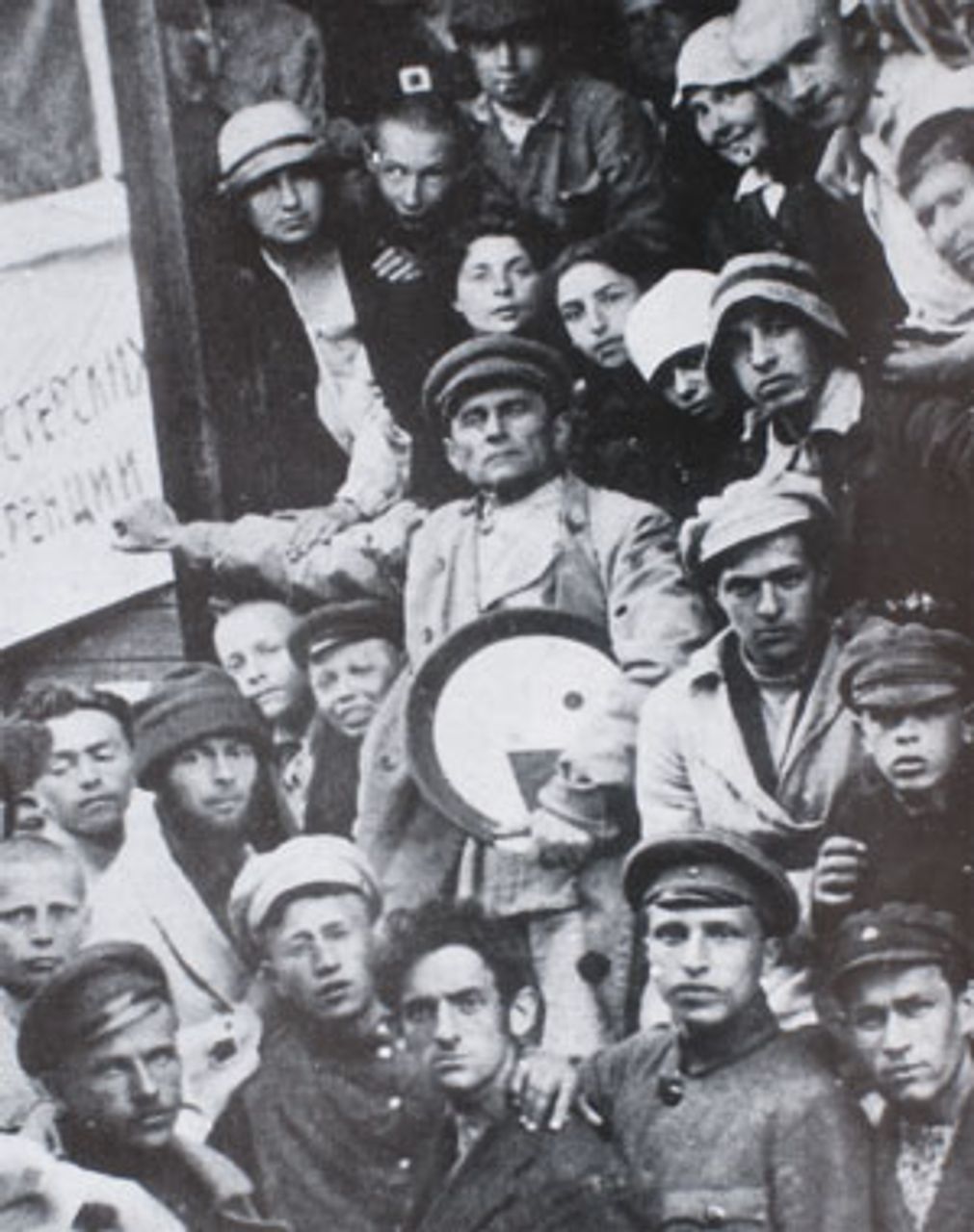 Kasimir Malewitsch (Mitte) und Mitglieder von Unowis auf dem Weg von Witebsk zur Ersten Allrussichen Konferenz der Kunstlehrer und -studenten in Moskau, 1920