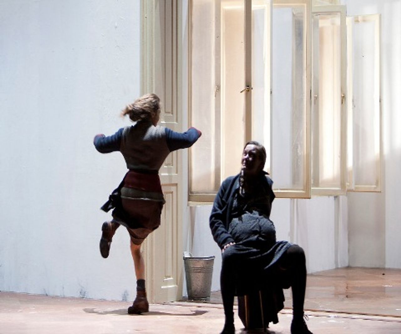Der Tanz der Putzfrau Njuschka (Janina Sachau) vor der schwangeren Jelena (Mareike Hein). Bild: Bernd Uhlig
