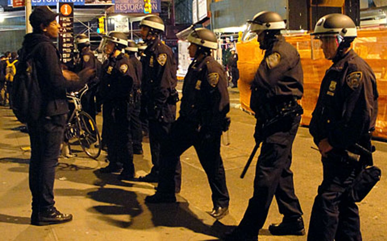 Polizeikordon am Zucotti-Park nach der Räumung [Photo: Nick Gulotta]