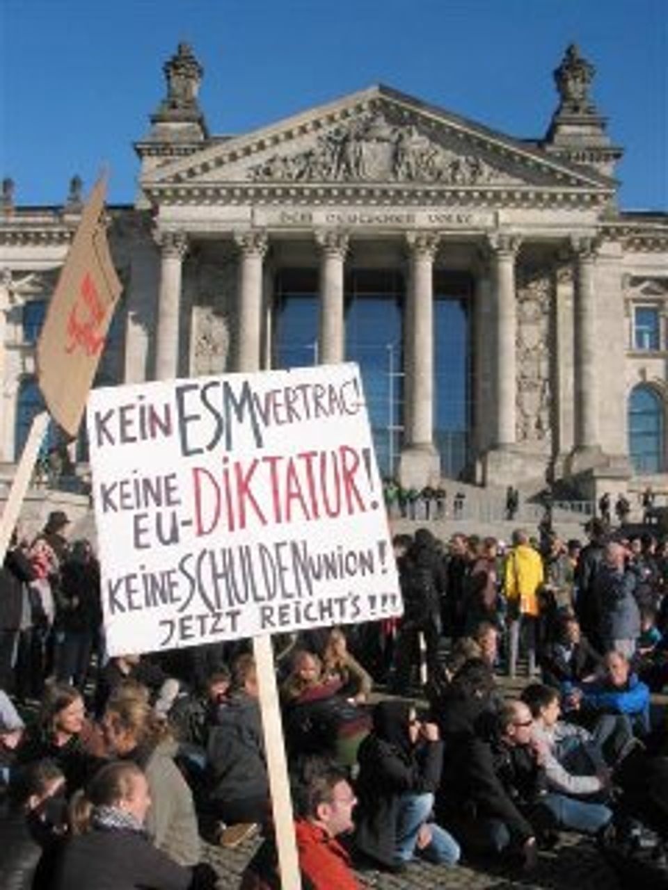 Vor dem Reichstagsgebäude