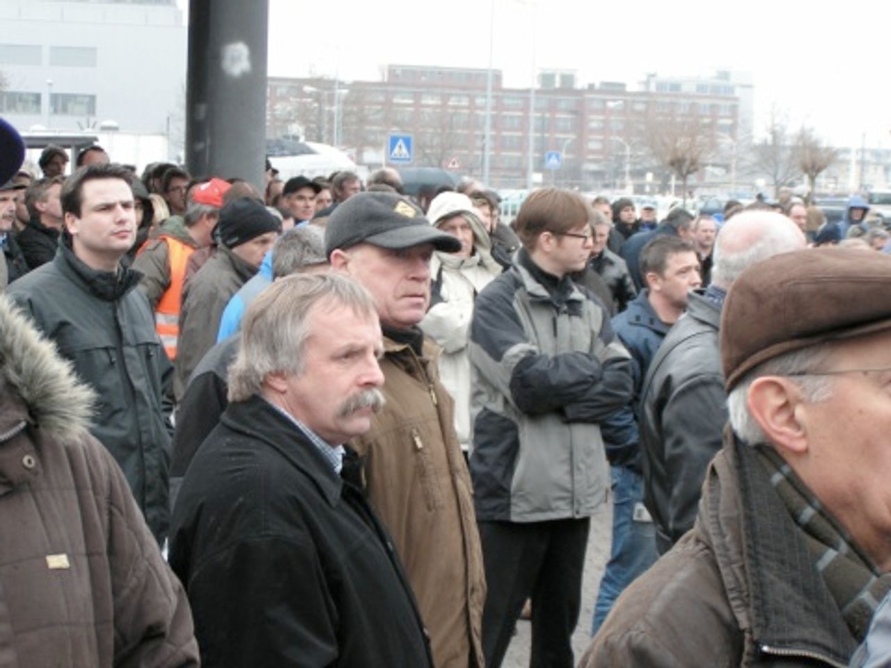Workers listen to the speeches at the Rüsselsheim rally