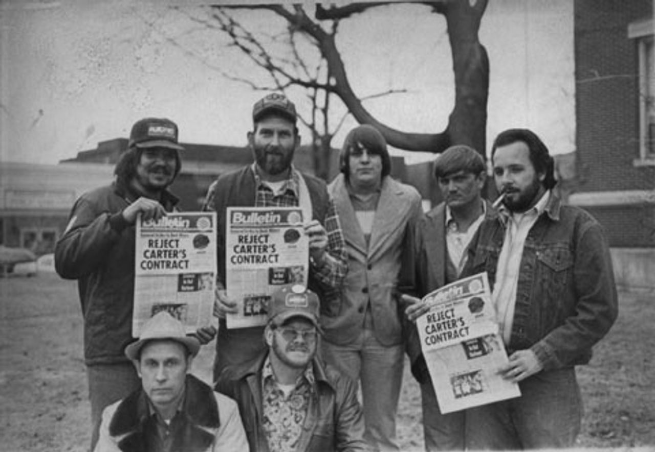 Streikende Bergarbeiter 1978 mit </i><i>Bulletin</i><i>-Ausgaben