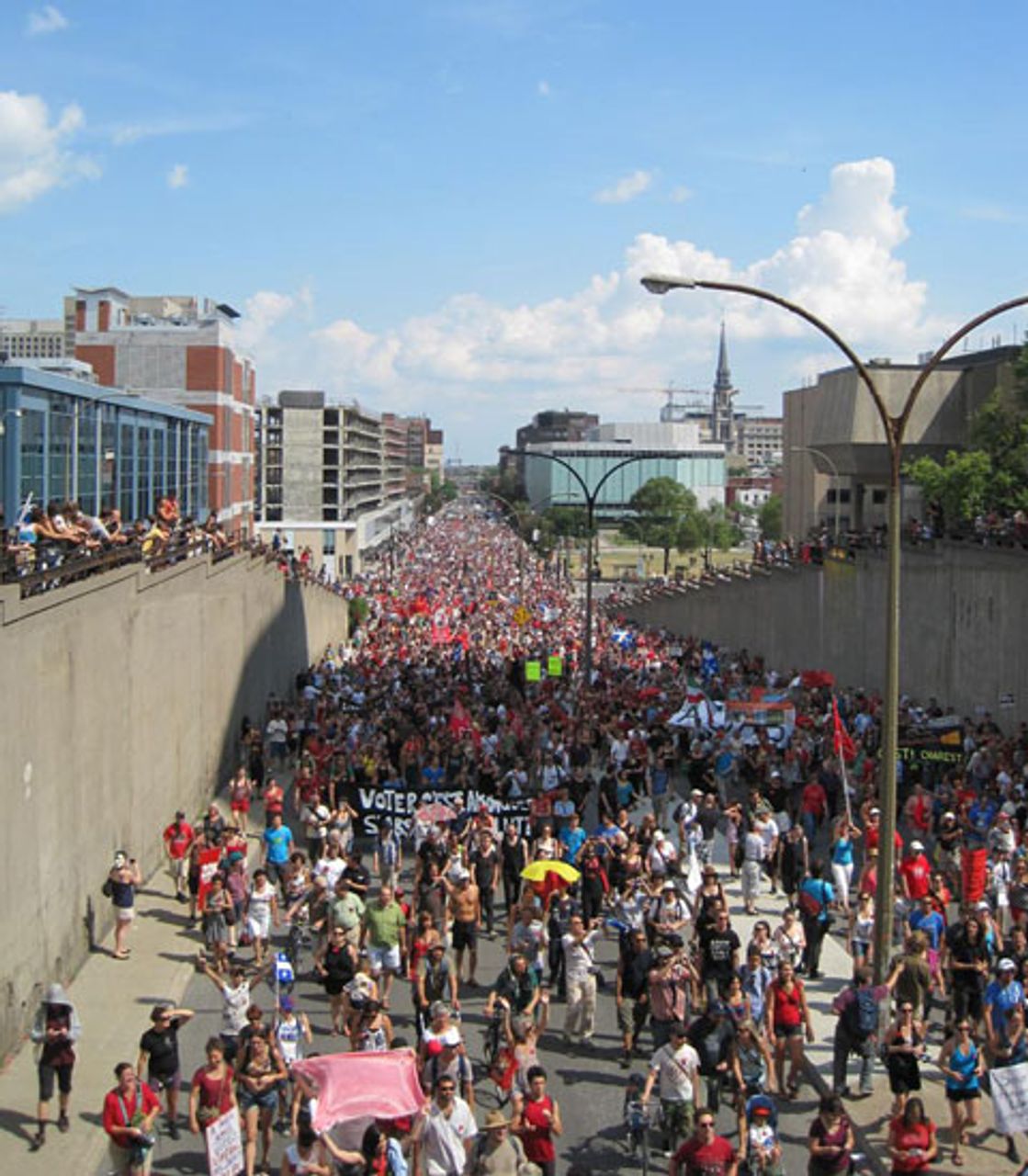 Am Sonntag demonstrierten tausende von streikenden Studenten und ihre Unterstützer durch die Innenstadt von Montreal