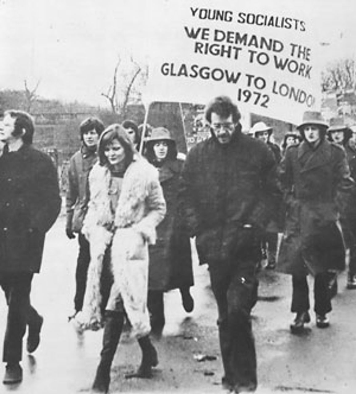Während des SLL-Marsches für Arbeitsplätze von Glasgow nach London, 1972. Links der Regisseur Ken Loach, rechts im Bild Redgrave.