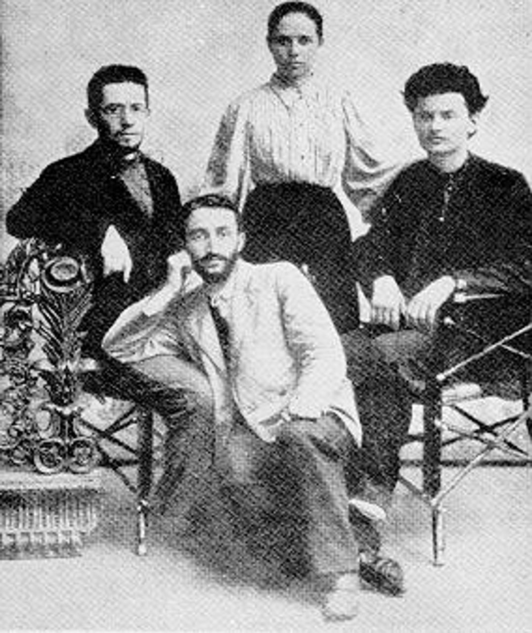 Trotzki (rechts) mit Ilja Sokolowski, Grigori Ziv und Alexandra Sokolowskaja, die seine erste Frau wurde