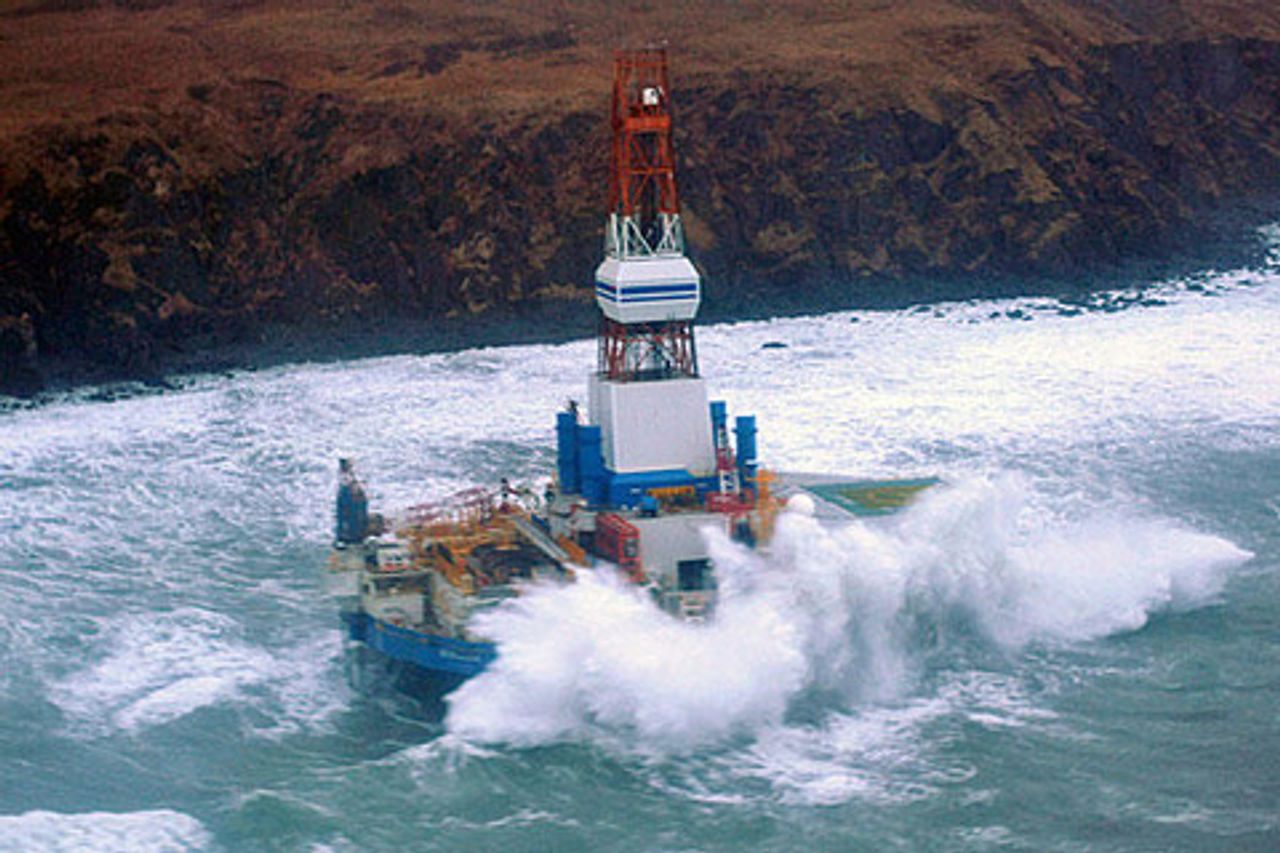 Shells arktische Ölbohrinsel Kulluk auf Grund vor Sitkalidak Island, Alaska [Photo: Jonathan Klingenberg/US Coast Guard]