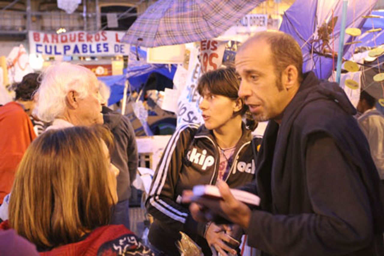 Diskussionen an einem Informationsstand des Protestlagers