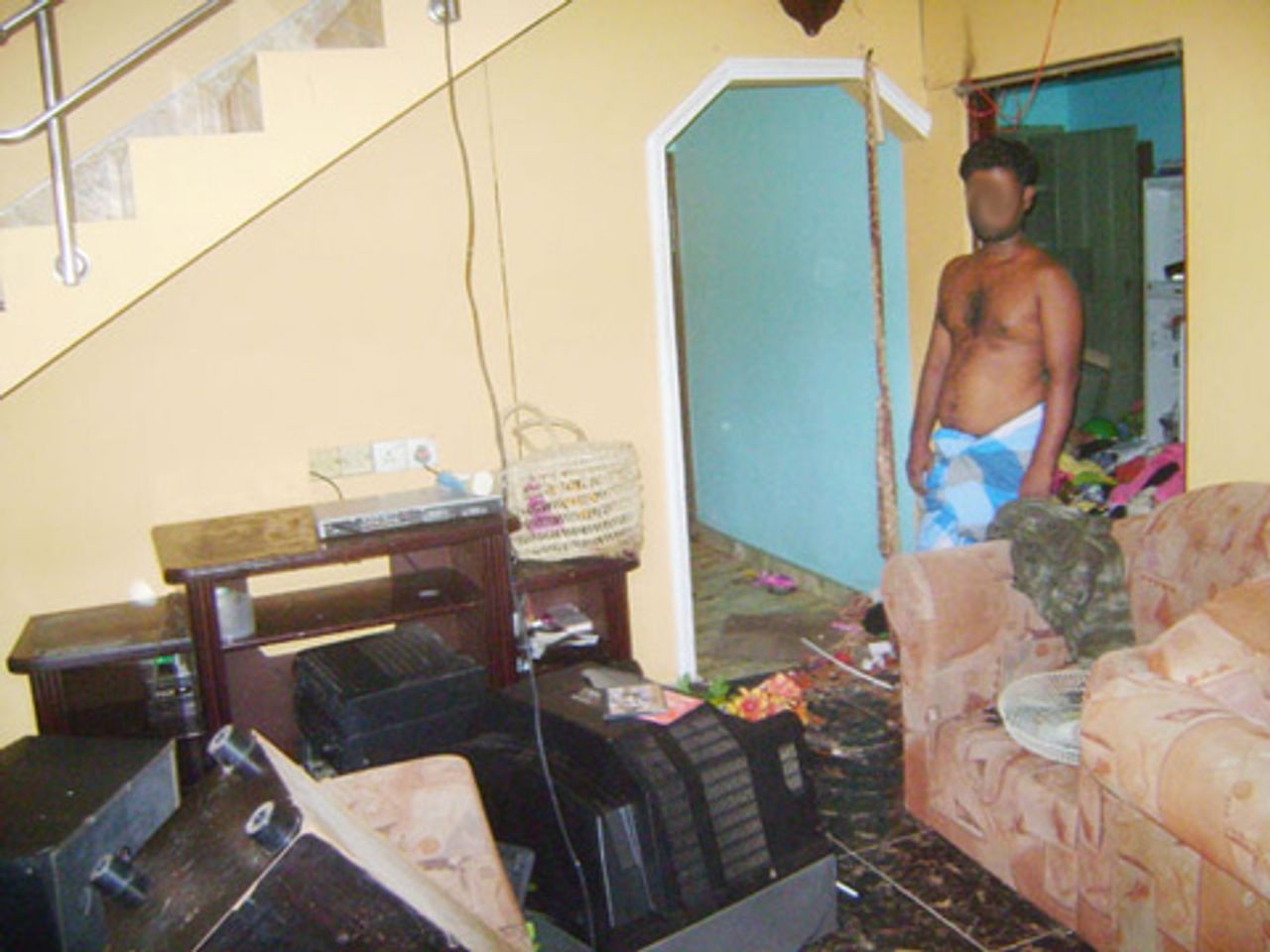 Bei Polizeiangriff zerstörter Fernseher und Möbel