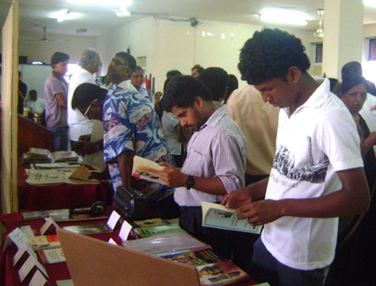 Trauergäste beim Betrachten von Piyaseelis Veröffentlichungen