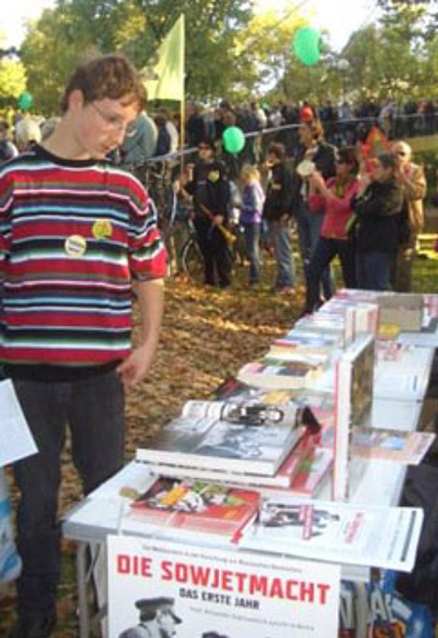 Büchertisch der Partei für Soziale Gleichheit im Schlossgarten