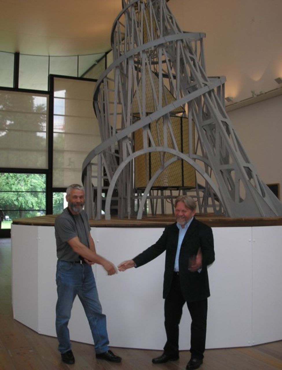 Dmitrij Dimakow und sein Mitarbeiter, Igor Fedotow, vor ihrem rekonstruierten Modell von Tatlins Turm