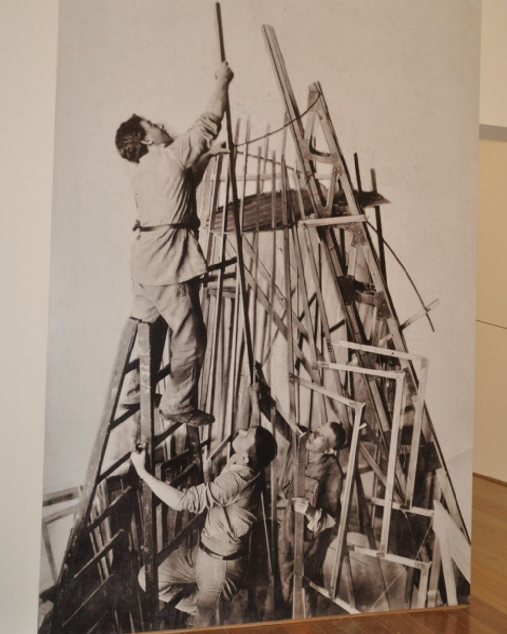 Historisches Foto aus Dokumentationsteil der Ausstellung: Tatlin mit Helfern beim Turmbau, Petrograd 1920, unbekannter Fotograf
