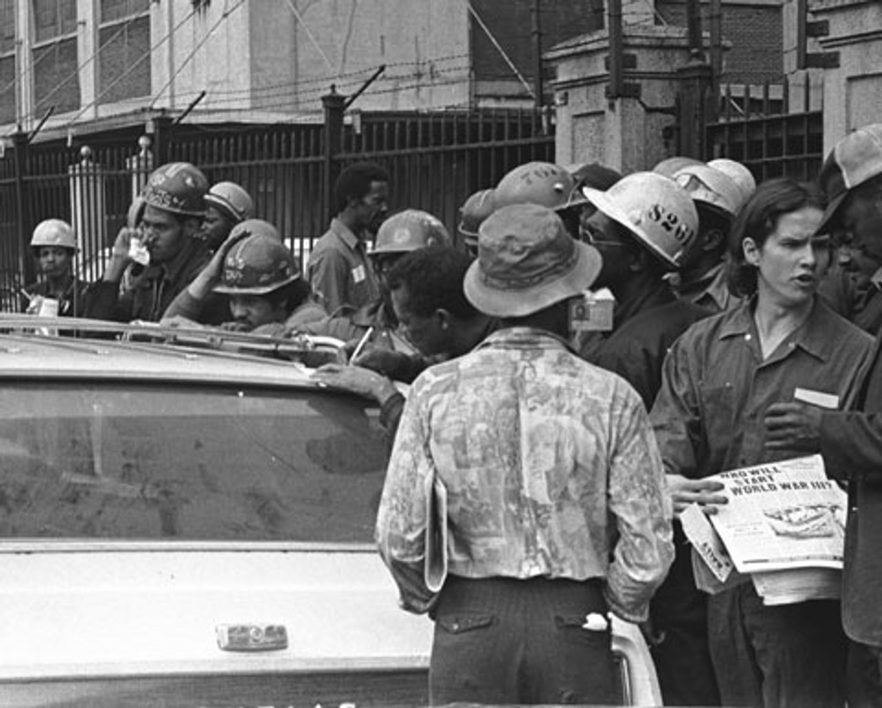 Beim Verkauf der Parteizeitung unter Arbeitern der Marinewerft in Brooklyn, New York, Oktober 1976