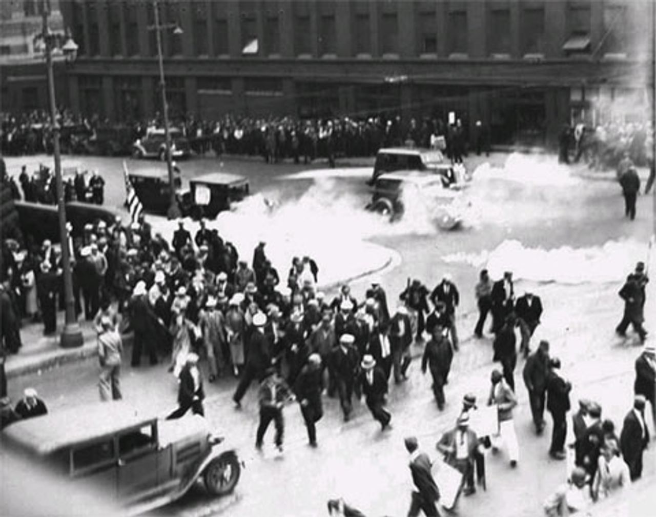 1934: Polizei setzt Tränengas gegen einen Aufmarsch Arbeitsloser vor der Stadthalle in Minneapolis (Minnesota) ein.